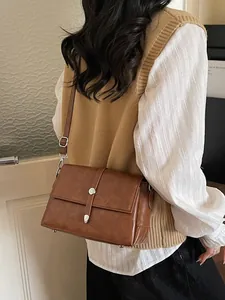 Sac carré vintage marron en similicuir avec bandoulière réglable et détails argentés