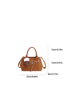 Petit sac carré marron mat à bandoulière avec charme gant en peluche et dimensions