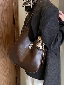 Sac seau en cuir mat marron foncé avec fermoir argenté et foulard en soie léopard