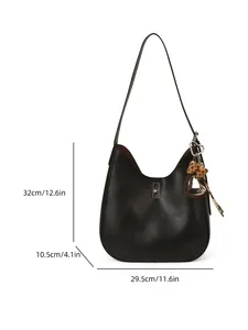 Sac seau en cuir noir avec charm cœur léopard et dimensions de 32x29,5x10,5 cm