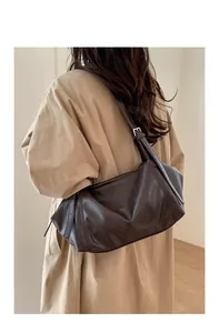 Détail du sac cabas souple café noir montrant le cuir brillant et la boucle latérale