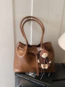 Women Retro PU Leather Tote Bag Large Capacity Commuter Shoulder Bag With Plush Bear Pendant Minimalist Fashion Handbag