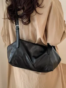 Grand cabas rétro en cuir PU noir avec texture plissée et bandoulière à boucle argentée