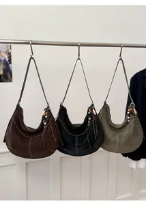 Détails de sacs fourre-tout en trois couleurs avec coutures contrastées et glands à perles