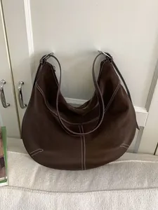 Sac Hobo en Cuir PU Grande Capacité pour Femmes Surpiqûres Contrastées Sac à Bandoulière Vintage avec Gland de Perles Bohème