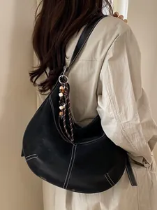 Sac hobo noir avec surpiqûres blanches contrastées et pendentif à perles