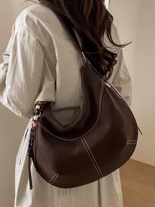 Grand sac hobo marron café avec surpiqpiqûres blanches et breloque à pompon perlé