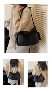Détail du sac cabas en cuir noir grainé avec poche latérale à rabat distinctive
