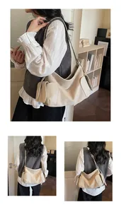 Gros plan du sac hobo crème avec texture grainée et poches latérales à rabat pour femme