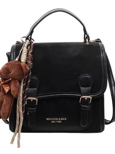 Bolso tote retro negro con letras doradas y un bonito colgante de oso de peluche marrón