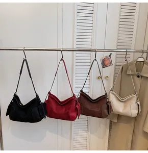 Détail de quatre sacs hobo vintage en cuir souple noir, bordeaux, mocha et beige clair