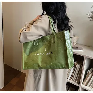 Gros plan d'un sac cabas vert brillant au design multicouche dans un décor d'intérieur
