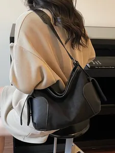 Sac fourre-tout minimaliste en toile noire et cuir au design élégant hobo