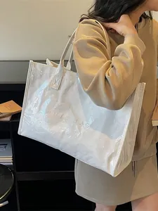Sac fourre-tout blanc minimaliste avec logo TOTE BAG sur toile brillante imperméable