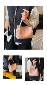 Vue détaillée du sac seau rose grainé avec lettrage Fashion & Bags et bandoulière élégante