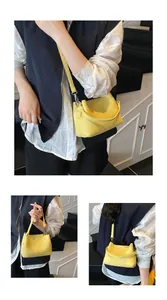 Détail de la texture en cuir jaune à motif litchi sur ce sac à bandoulière élégant