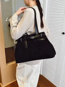 Grand sac cabas noir en cuir mat avec boucle décorative et fines bandoulières élégantes