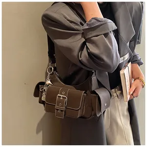 Détails du sac vintage marron à plusieurs poches avec breloques en forme de cœur