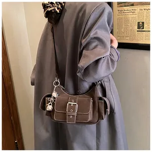 Détails du sac vintage marron avec poches fonctionnelles et breloque chaîne en cœur