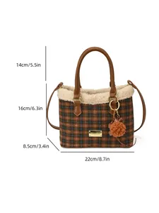 Borsa a secchiello scozzese marrone con bordo in ecopelliccia beige e ciondolo morbido