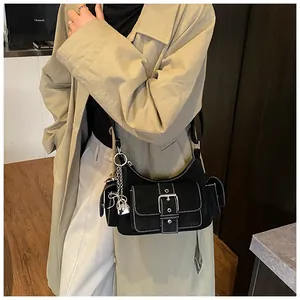 Détails du sac en toile noire avec poches cargo style Y2K et boucles métalliques argentées