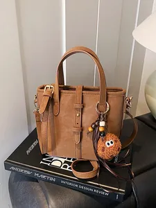 Sac Seau en Cuir PU Vintage pour Femmes Petit Sac à Bandoulière Polyvalent Avec Charme de Biscuit en Peluche Style Décontracté