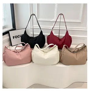 Détail de sacs fourre-tout en croissant en cinq couleurs avec plis coulissants