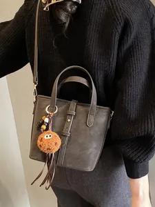 Sac seau gris foncé en similicuir avec breloque biscuit et bandoulière réglable