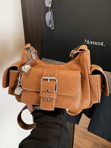Sac Baguette Vintage Multi Poches pour Femmes Cuir PU Style Cargo Sac à Épaule Avec Pendentif Coeur Sac Sous Le Bras