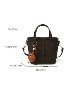 Sac seau minimaliste marron foncé avec pompon en fourrure et dimensions détaillées