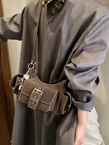 Sac baguette marron rétro avec coutures contrastées et breloques métalliques