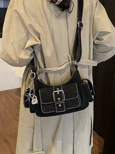 Sac baguette vintage en daim noir avec surpiqûres blanches et poches multiples