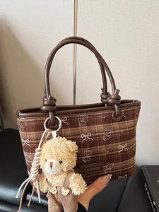 Sac Seau Plaid Vintage pour Femmes en Cuir PU Tissu Sac à Bandoulière Avec Pendentif Ours Imprimé Mignon Mode Sac à Main Quotidien