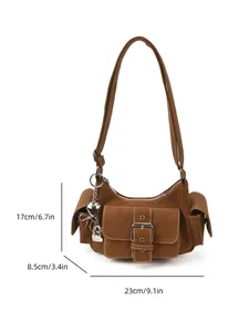 Sac baguette marron vintage avec plusieurs poches et breloques, design bandoulière 23cm
