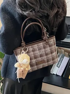 Sac seau à carreaux marron avec imprimés nœuds et charmant pendentif ourson