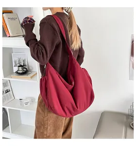 Vue latérale du grand sac cabas bordeaux en toile avec cordon sur mannequin femme