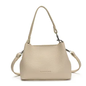 Sac à bandoulière chic en similicuir beige avec poignée et lettrage FASHION & BAGS