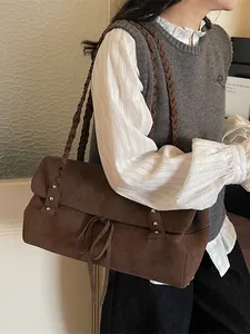 Borsa tote minimalista marrone da donna con tracolla intrecciata e dettagli in rivetti