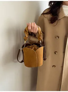 Dettaglio borsa a secchiello a tulipano in pelle scamosciata con interno a coulisse