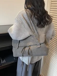 Borsa tote minimalista in pelle scamosciata grigia con manico intrecciato sulla spalla