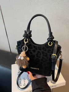 Mode Féminine Sac Seau Imprimé Léopard Sac à Main en Cuir PU Avec Pendentif Monstre en Peluche Sac Bandoulière Réglable