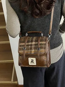 Sac fourre-tout rétro à carreaux marrons avec détails en cuir et écusson d'ours