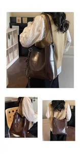 Detailansicht der dunkelbraunen Eimer-Tasche aus glänzendem Wachsleder mit Quaste