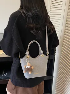 Sac seau chic gris à motif léopard avec détails dorés et breloque en peluche