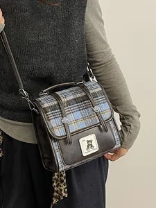 Sac fourre-tout rétro à carreaux avec garniture en cuir et écusson d'ours pour femmes