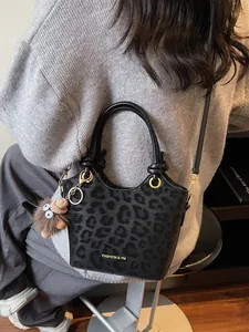Sac seau noir chic à motif léopard avec breloque en peluche et bandoulière réglable