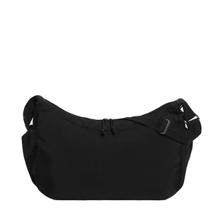 Sac fourre-tout noir minimaliste en nylon avec bandoulière réglable et double fermeture
