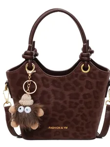 Sac seau léopard marron avec charm monstre en peluche et bandoulière amovible