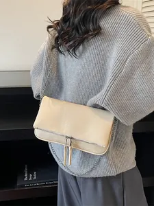 Sac baguette chic en cuir grainé blanc cassé avec bandoulière chaîne et détail pompon