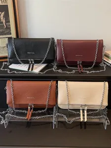 Sacs baguette en cuir grainé noir, bordeaux, marron et crème avec bandoulières chaînés